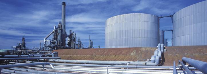 Изображение нефтеперерабатывающего предприятия с трубопроводами